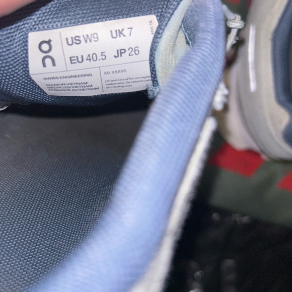 On cloud lifestyle shoes women’s size 9 grey white - Picture 6 of 6